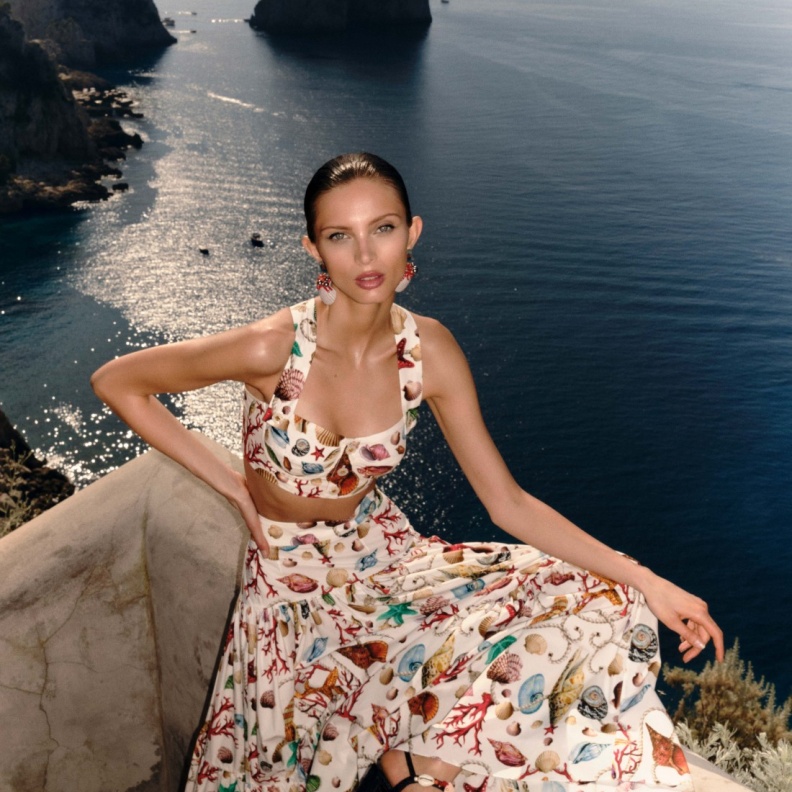 نسّقي إطلالاتك الصيفية مع ابنتك من وحي جمال "كابري" وتصاميم Dolce&Gabbana