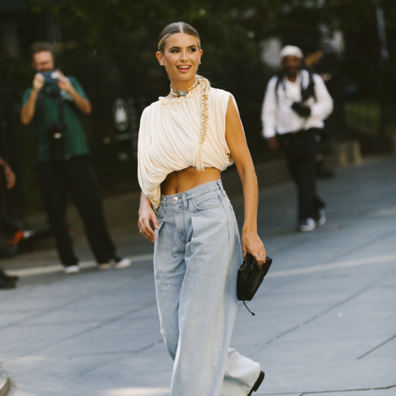 السروال الدنيم الأنسب للسيدة القصيرة أو المتوسطة القامة