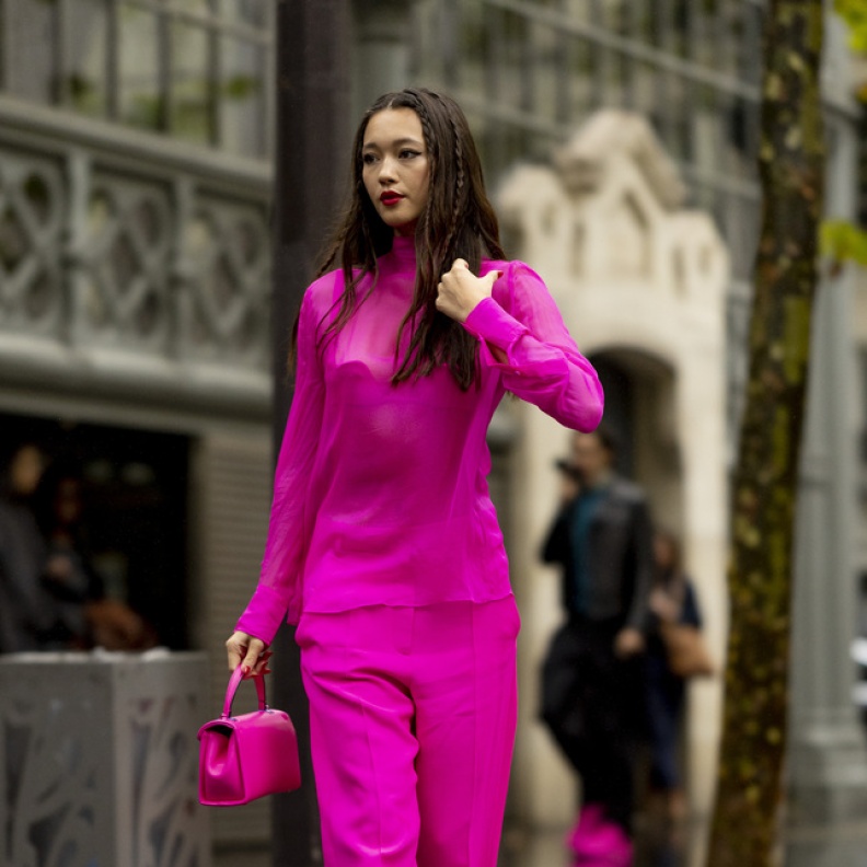 إطلالة بأسلوب المونوكروم من Street style