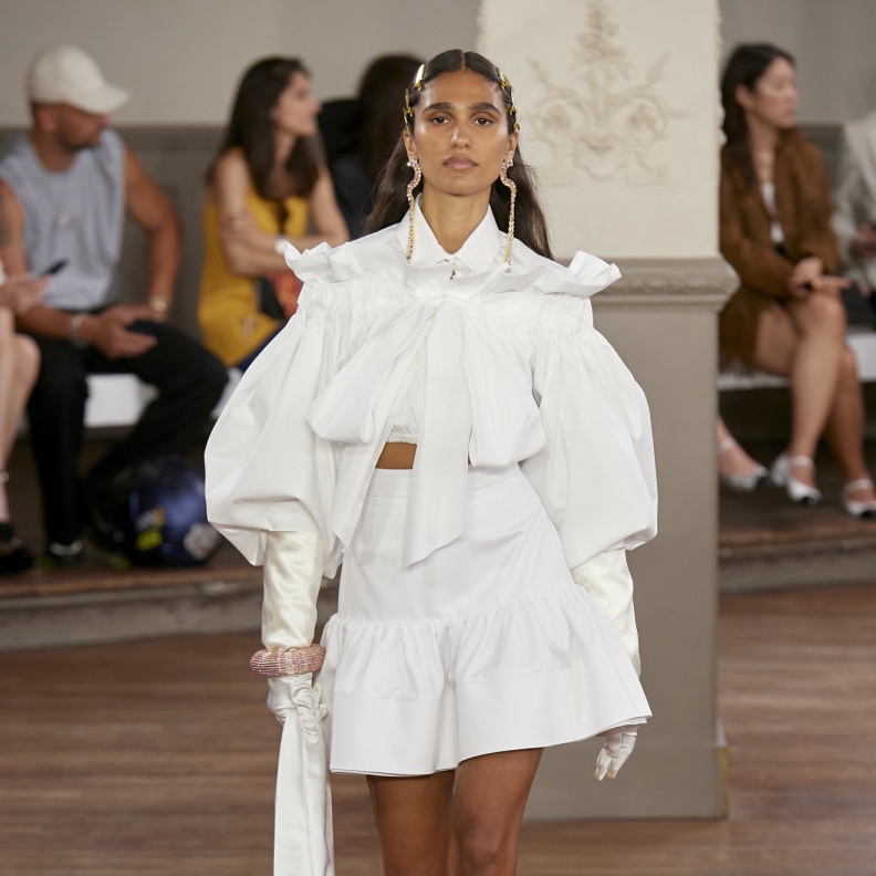 موضة القميص الاوفر سايز أبعد ما يكون عن الستايلات الكلاسيكية