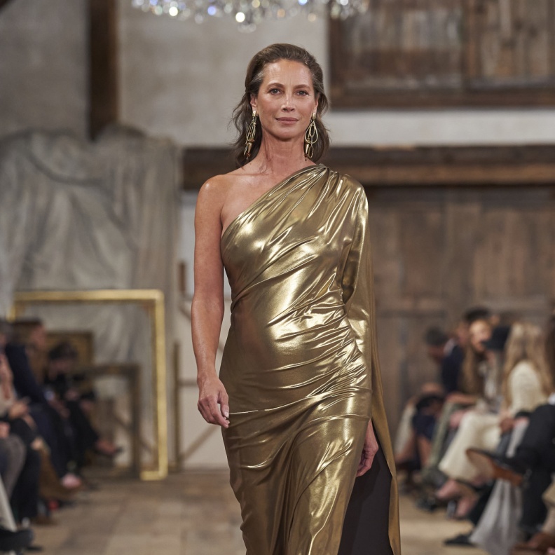 ملكات الأغريق يهديننا الموضة الأكثر أنوثة في صيف 2024