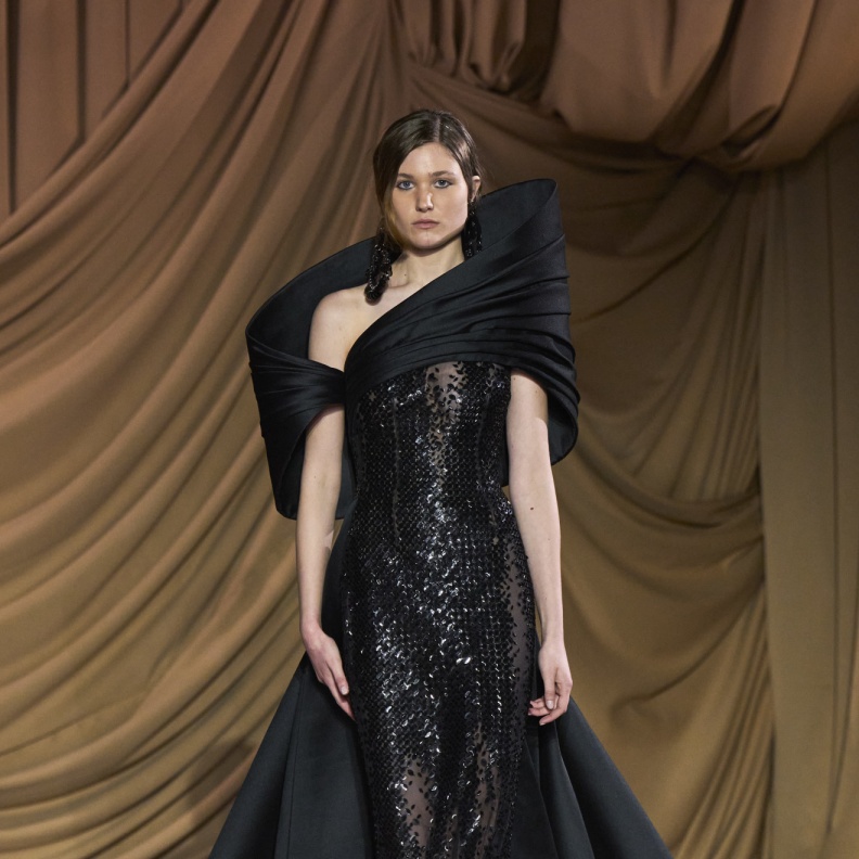 موضة الفساتين الفاخرة مع الياقة الجامدة تصل الى خزانتك في الصيف