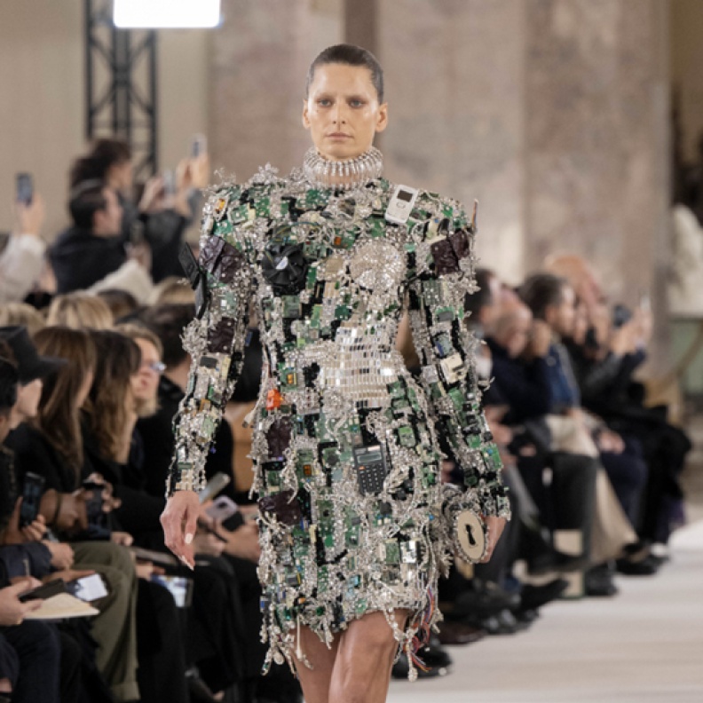 أسبوع الأزياء الراقية في باريس ما بين التطرف والكمال.. حرفة الأزياء الراقية في أوج إمكانياتها