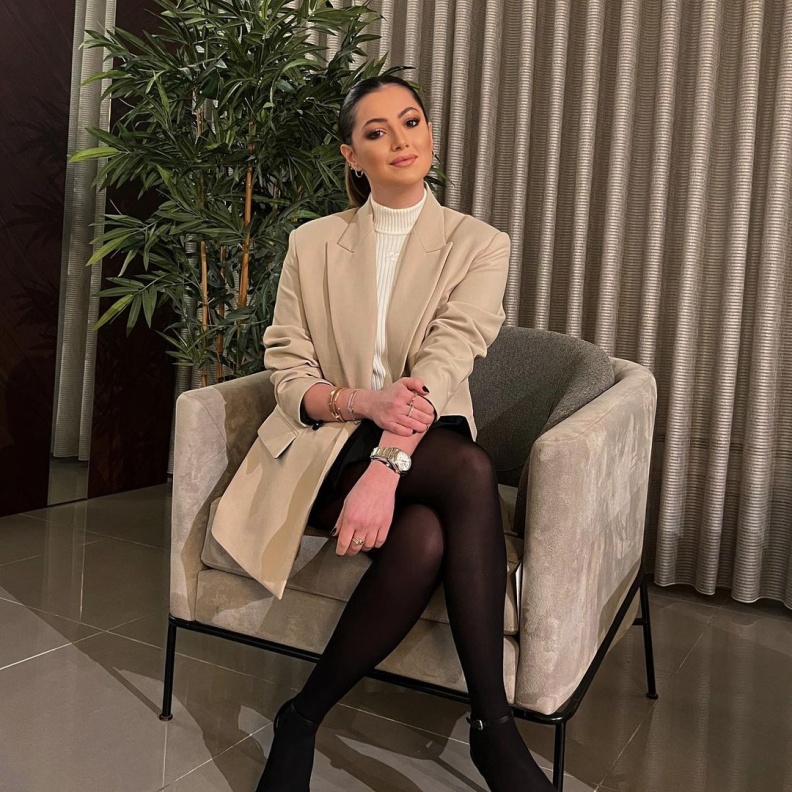 إطلالة كلاسيكية مميزة لدانا الحلاني