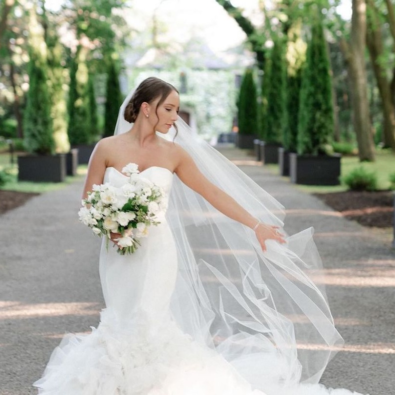 هيلي جايد تتألق بفستان العروس 