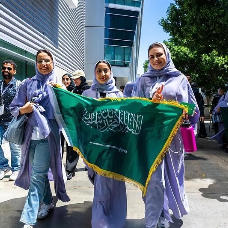 عبايات نوف السديري اختيار بطلات المنتخب السعودي في معرض آيسف 2024 