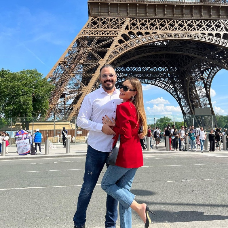 رامي عياش وزوجته أمام برج إيفل في باريس