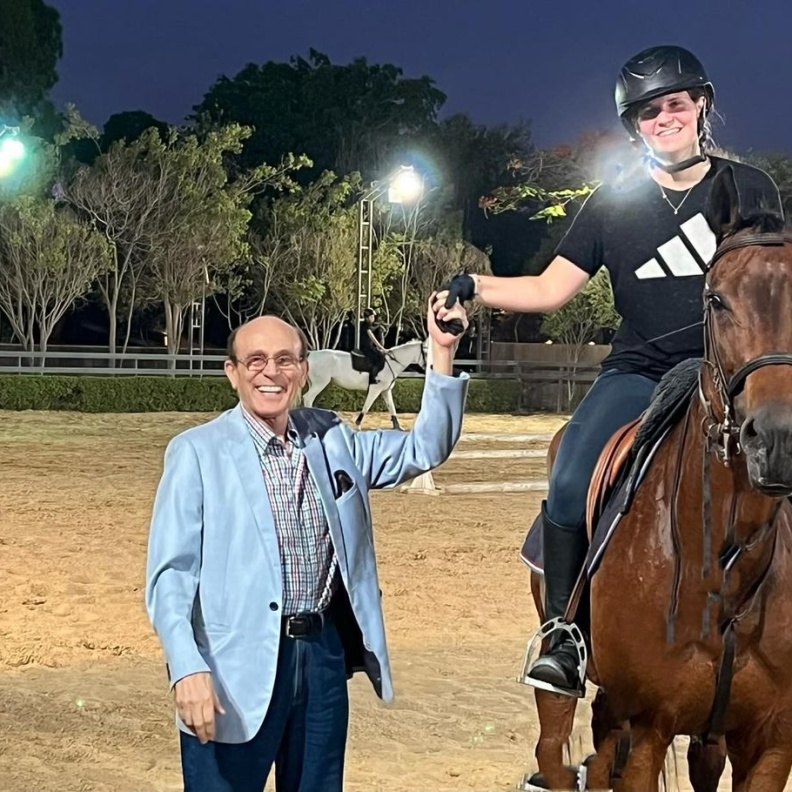 محمد صبحي مع حفيدته في تدريبات الفروسية 