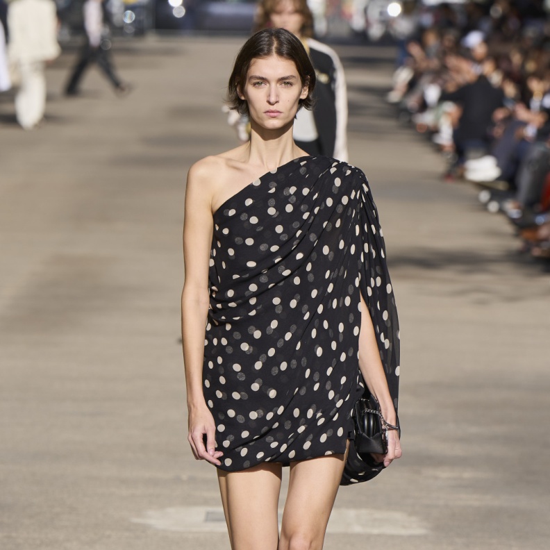 نقشة البولكا دوت على الفساتين قطع أساسية في الصيف