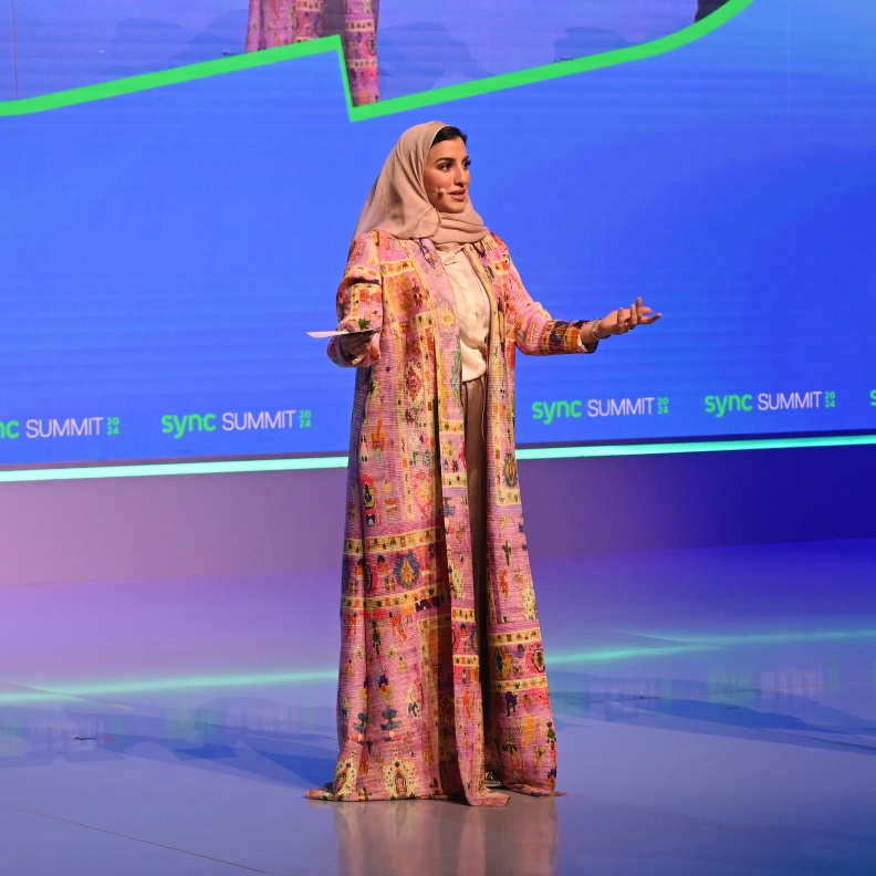 المذيعة السعودية غدير الشهري تتحدّث لـ"هي" عن تقديمها لقمة سينك 2024 واكتساب مهارة الإلقاء