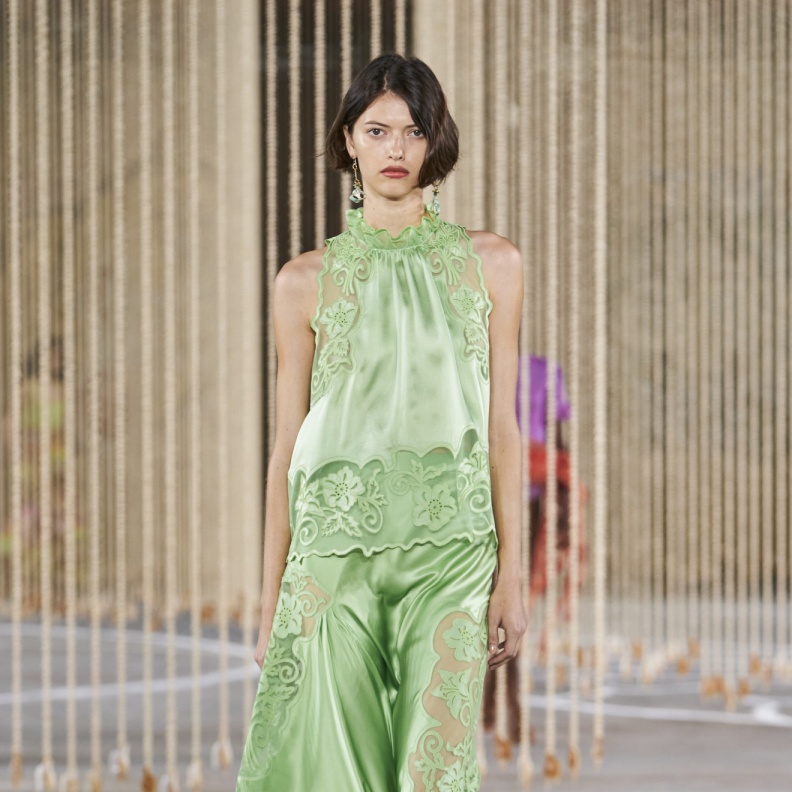 البنطلون الأخضر أجدد صيحات الموضة التي لا تزول