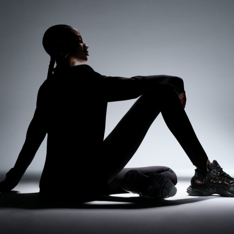  Versace تكشف عن الأحذية الرياضيّة الأكثر جرأةً حتى الآن