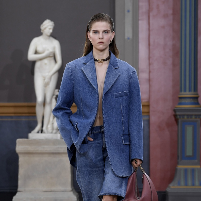 موضة الشورت الجينز بقصاتها الحيوية عنوان الأناقة الشبابية