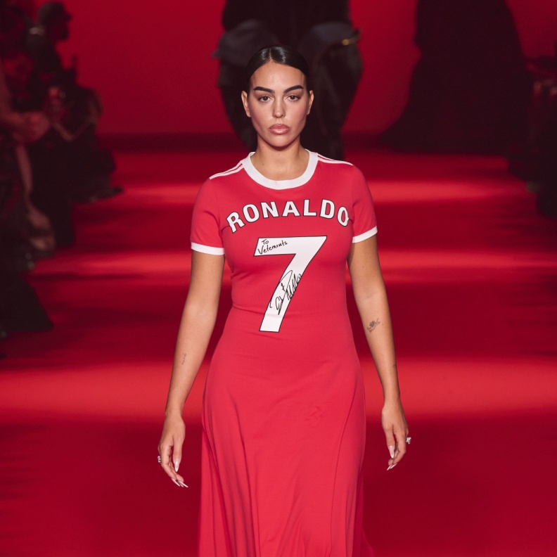 جورجينا رودريغيز: من عاشقة للموضة إلى أيقونة عالمية 