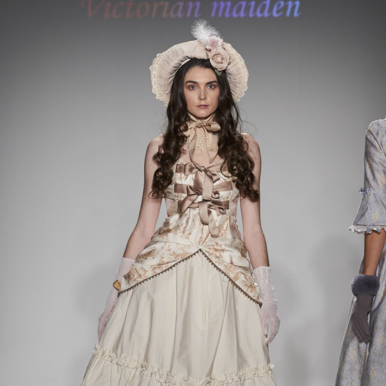 فساتين العصر الفيكتوري في القرن الثامن عشر اتسمت بالإحتشام وتميزت بالكورسيهات!
