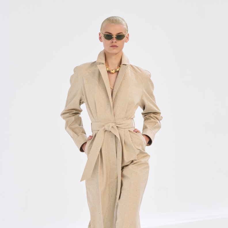 صيحة الجمبسوت البيج تضفي أناقة ساحرة على إطلالاتك اليومية