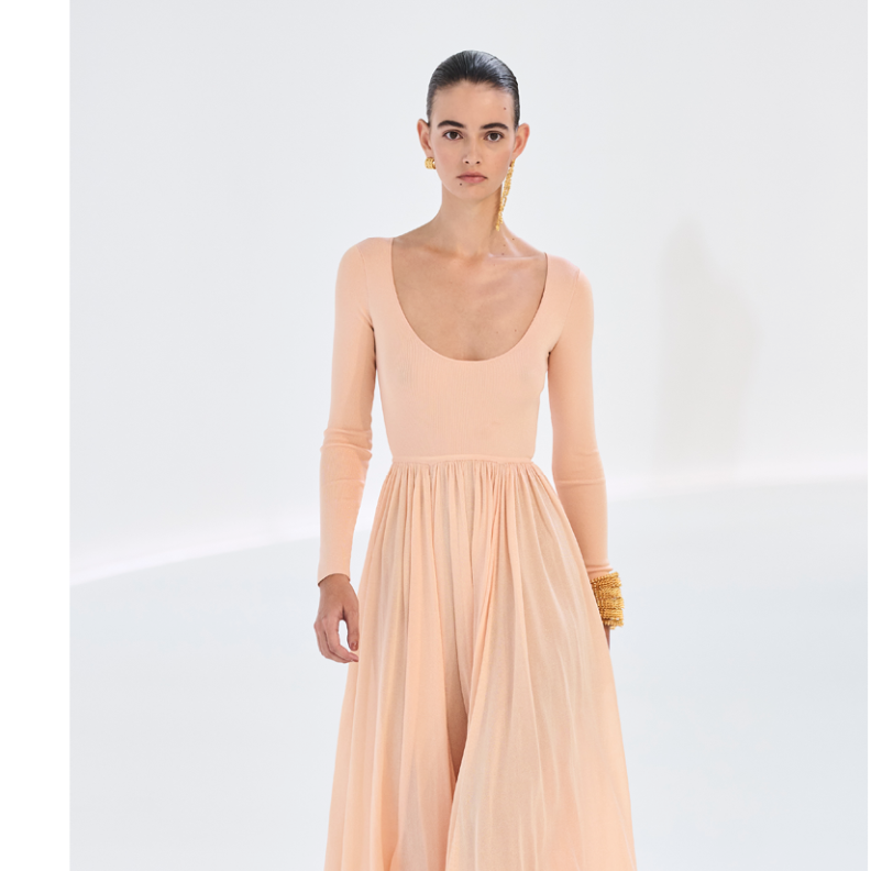 Peach Fuzz... طليعة عالم الموضة الدرجة المرجانية الخافتة الجديدة