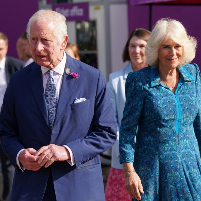 الملك تشارلز والملكة كاميلا يفتتحان معرض تشيلسي للزهور
