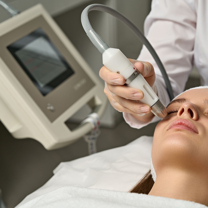 عيادة إيفولوشن للتجميل تُطلق مجموعة علاجات مثالية لفترة الصيف