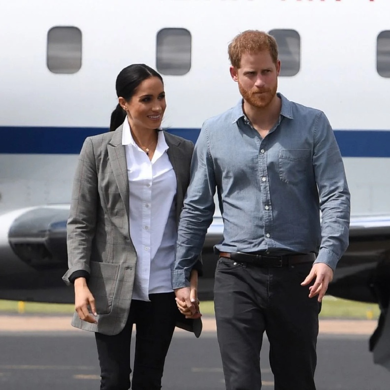 بعد لقاء سري في مطار هيثرو.. هاري وميغان يصلان نيجيريا