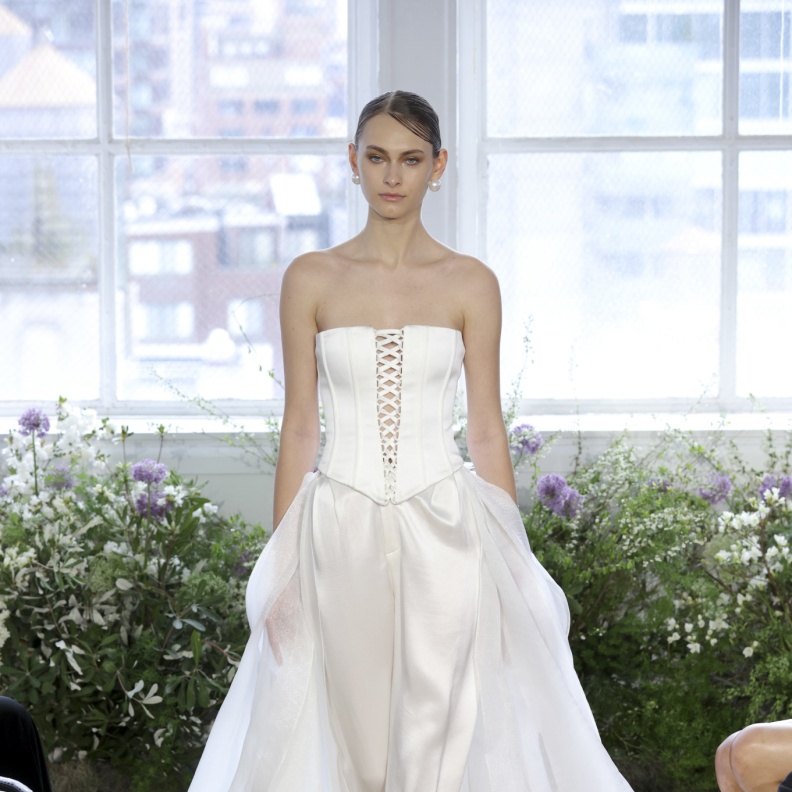 إطلالات زفافشبابية بقطعتين للعروس العصرية