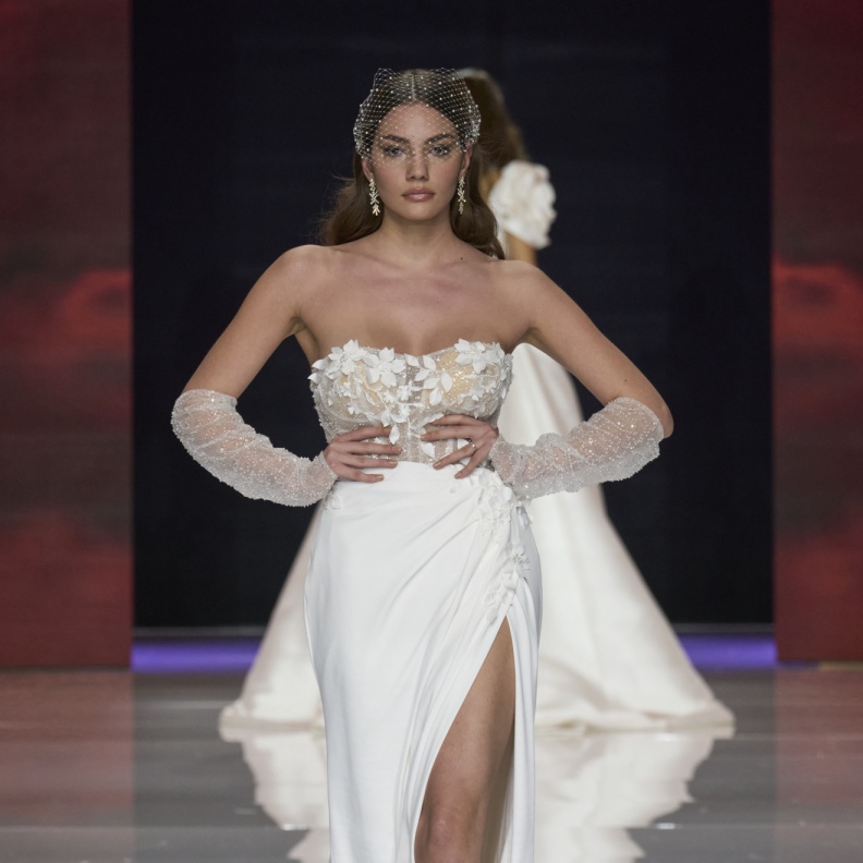 10 إطلالات بيضاء لاحتفالات ما قبل الزفاف وبعده من عروض ربيع 2025