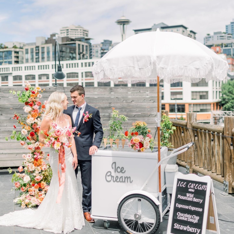 فكري جديا في إضافة بار الأيس كريم لحفل زفافك