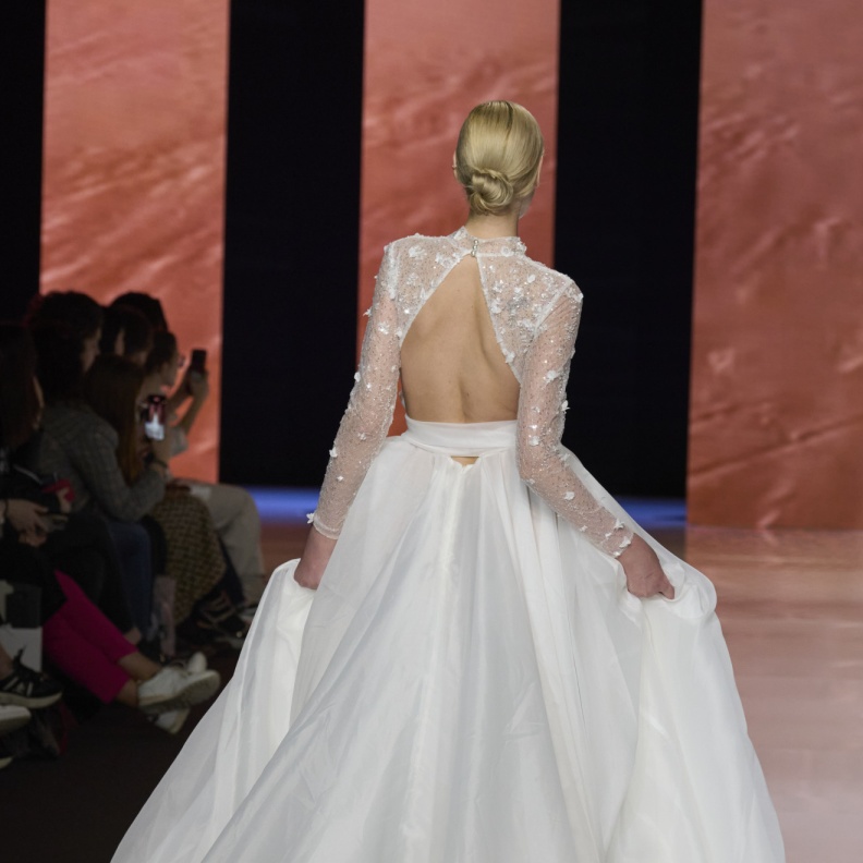 فساتين زفاف جذابة بظهر مكشوف لعروس الصيف