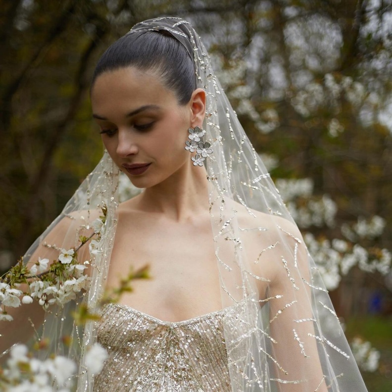 صيحات طرحة عروس 2024 ... طغيانالطابع الرومانسي والتصاميم الطويلة المطرزة