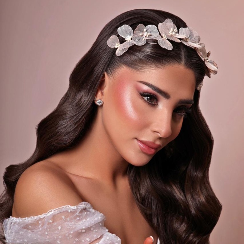 أخصائية تسريحات الشعر "يسرى خالد" لـ "هي": هذه أساسيات اختيار تسريحة العروس الأجمل