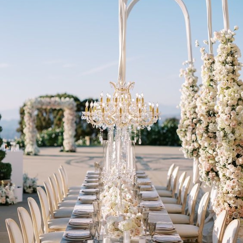 كراسي  ساحرة ياللون الأبيض_ الصورة من  Pinterest