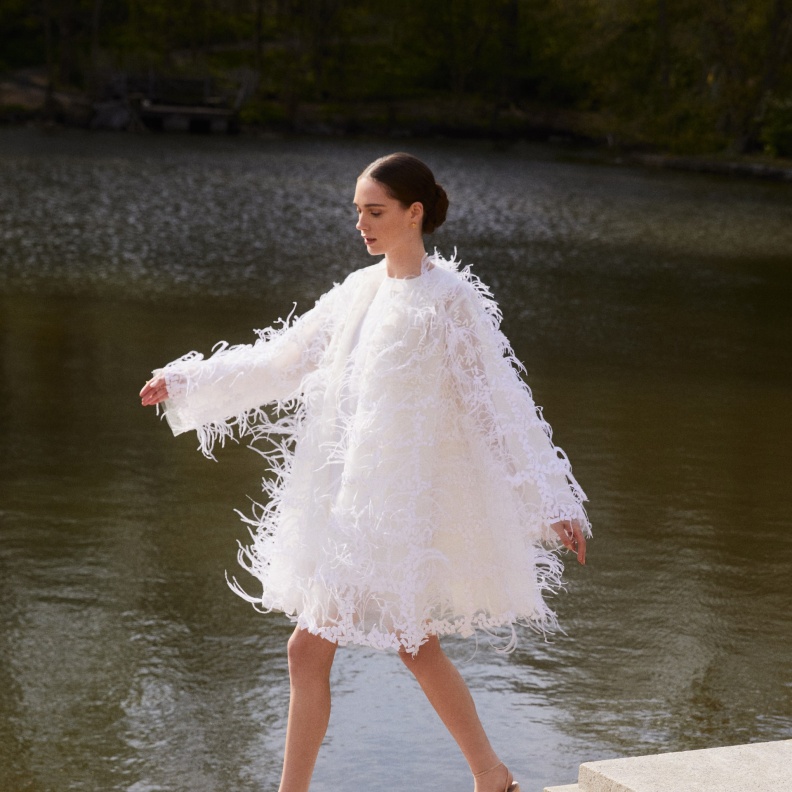 فساتين زفاف أوسكار دي لارنتا  لربيع 2025  تغازل العصور القديمة في لوحات فنيّة