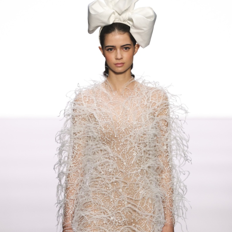 تصاميم نافرة وإطلالات زفاف غريبة اخترناها من آخر عروض الموضة