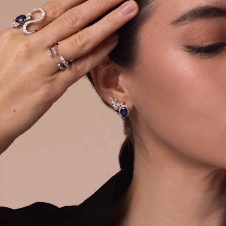 أقراط أذن مرصّعة بالياقوت من يبرم Yeprem