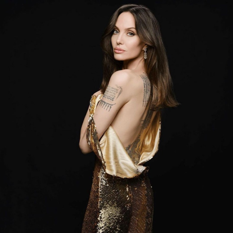 استلهمي من النجمة أنجلينا جولي بتصاميم مجوهرات أيقونية بمناسبة عيد ميلادها الـ 49