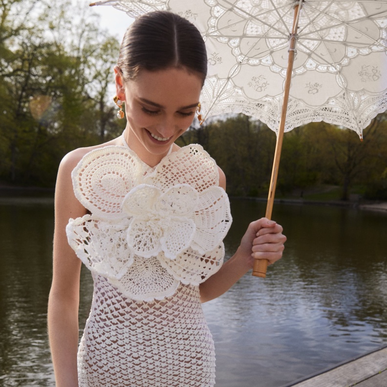 إطلالة عروس بالكروشيه من أوسكار دي لارنتا