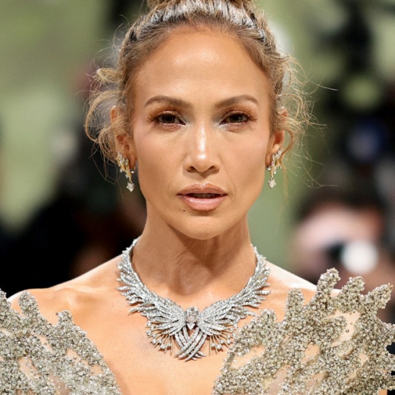 المكياج الغلوسي بدرجاته المتعددة يبرز في إطلالات الصيف.. طبّقيه بطرق متنوعة