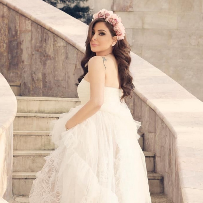 إليسا بإطلالة عرائسية بالفستان الابيض