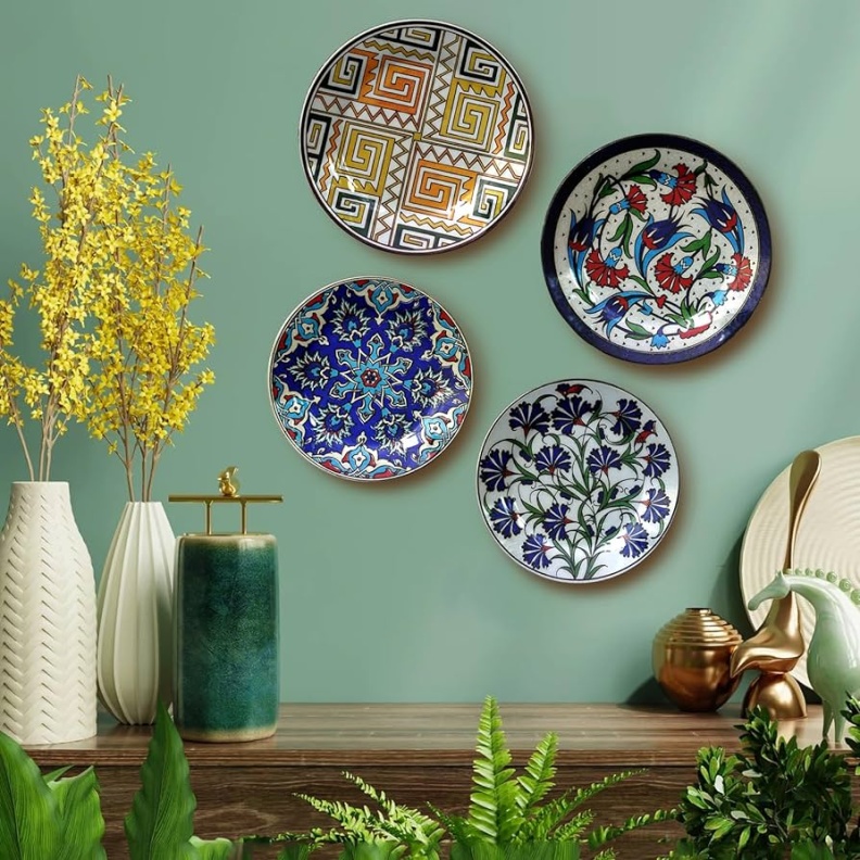 الأطباق الخزفية، هي العناصر المثالية لجدران المنزل ذو الأسلوب الكلاسيكي