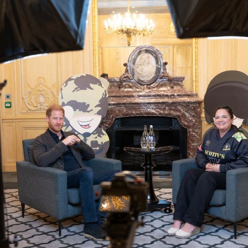 الأمير هاري المفجع بوفاة الأميرة ديانا أثناء مواساة أرملة الحرب