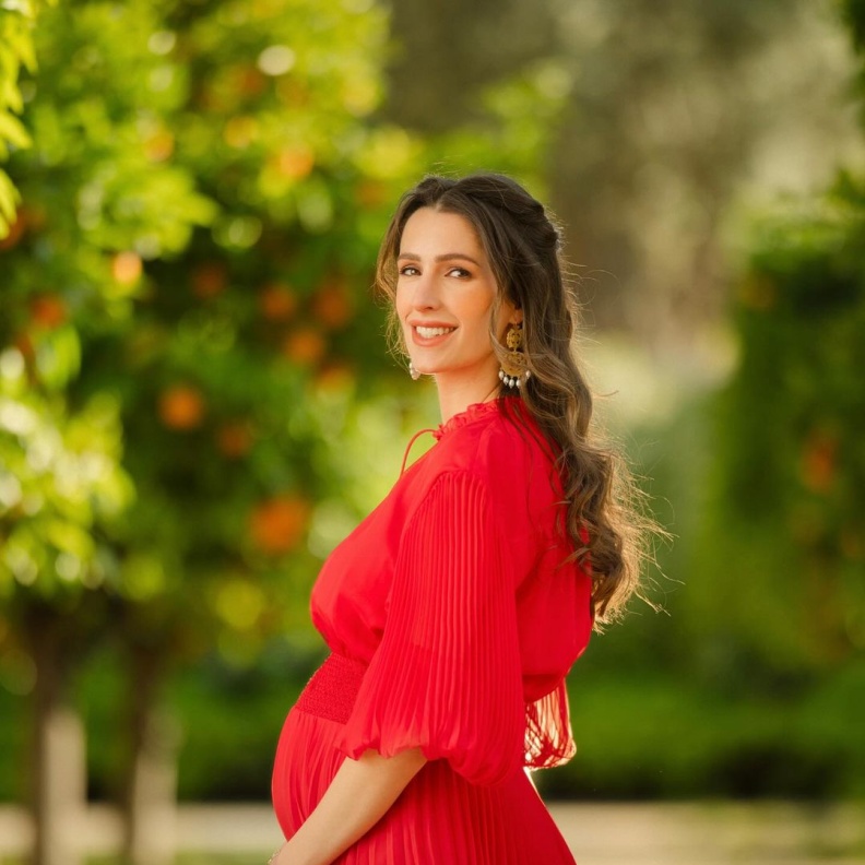 الأميرة رجوة تُنسق الأقراط الذهبية لإطلالة أنيقة خلال فترة حملها