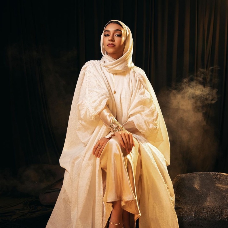 زينة عماد بعباية من علامة أباديا من تصوير عبدالله المشرف