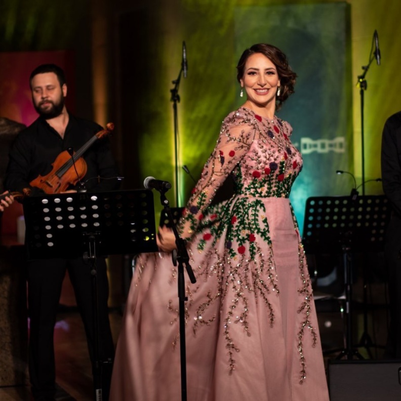 سوسن البهيتي بتصميم باللون الوردي من المصممة هبة القرشي من تصوير mhowga