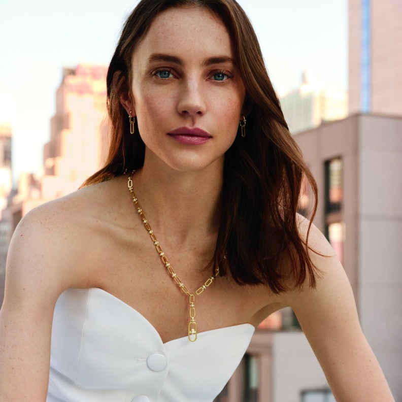 القلادة الطويلة