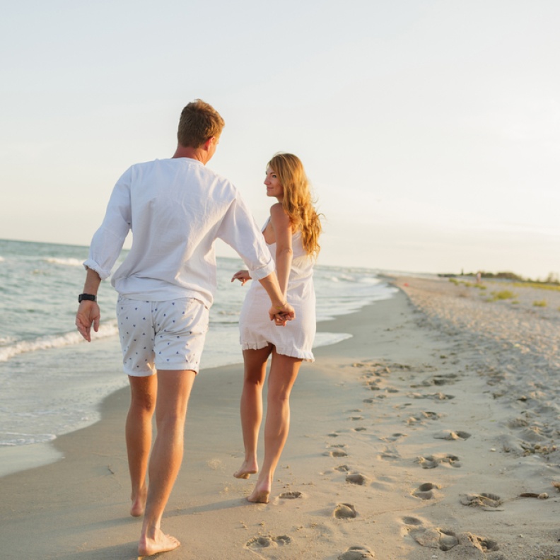 القيام بنزهة على مسار المشي مع الشريك تعزز الأجواء الإيجابية