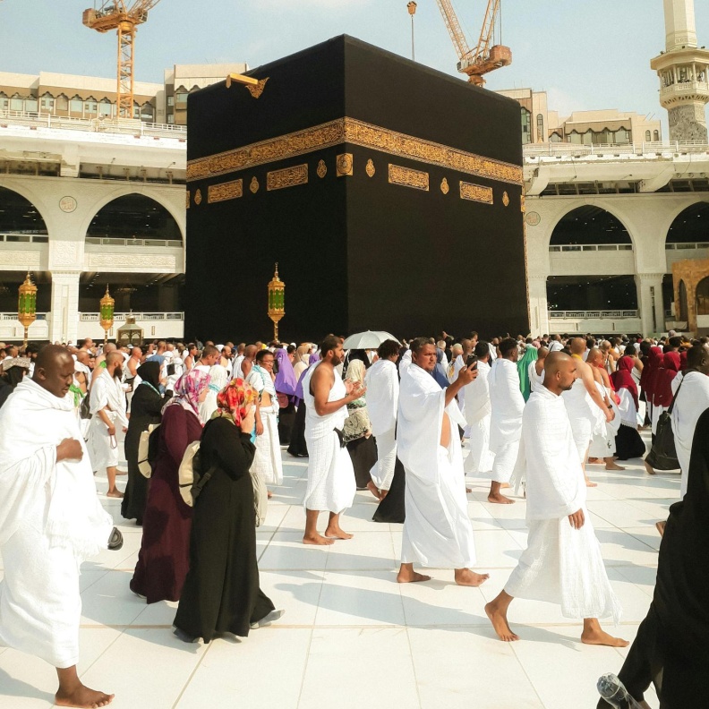 لحجٍ آمن وصحي: تعرفوا على أعراض ضربة الشمس في الحج وعلاجها