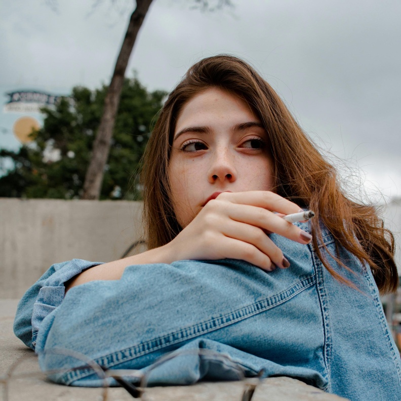 لا ترموا بأنفسكم إلى التهلكة: تحذيراتٌ ونصائح للشباب للإقلاع عن التدخين