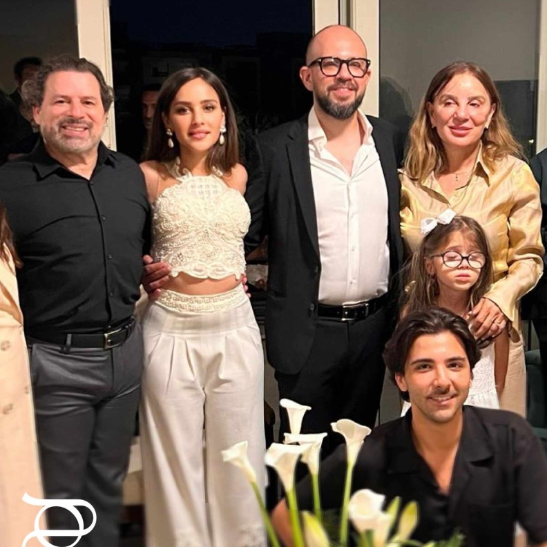 صورة عائلية من عقد قران جميلة عوض- تصوير خاص هي