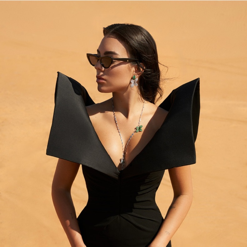 تصاميم مجوهرات ياسمين صبري وعارضة الأزياء جورجينا رودريغيز 