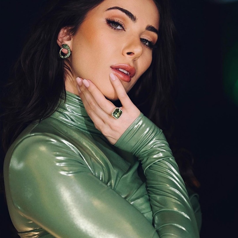 أجمل تصاميم المجوهرات التي اختارتها دانييلا رحمة لتزيين أحدث إطلالاتها